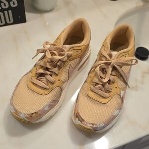 Nike Women's Beige and Cream Sneakers